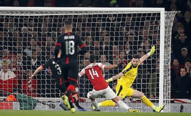 Ngay phút thứ 5, Aubameyang đã nổ súng với pha đệm bóng cận thành sở trường.