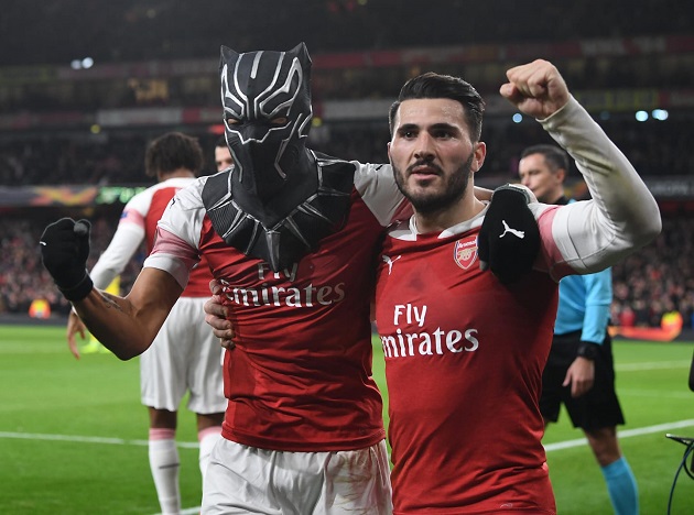 Trước đây, CĐV Arsenal từng ví Kolasinac là Hulk - người khổng lồ của đội thì giờ họ có thêm "Báo đen". Hai "siêu anh hùng" này đã giúp Arsenal đi tiếp với tổng tỉ số 4-3 sau hai lượt trận.