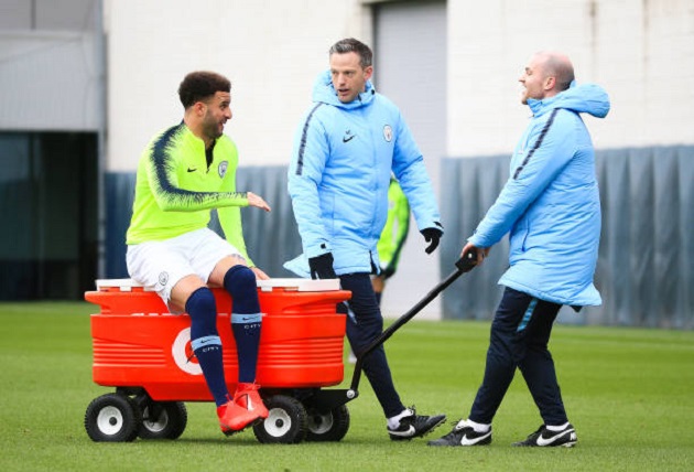Kyle Walker tám chuyện với các nhân viên của đội.