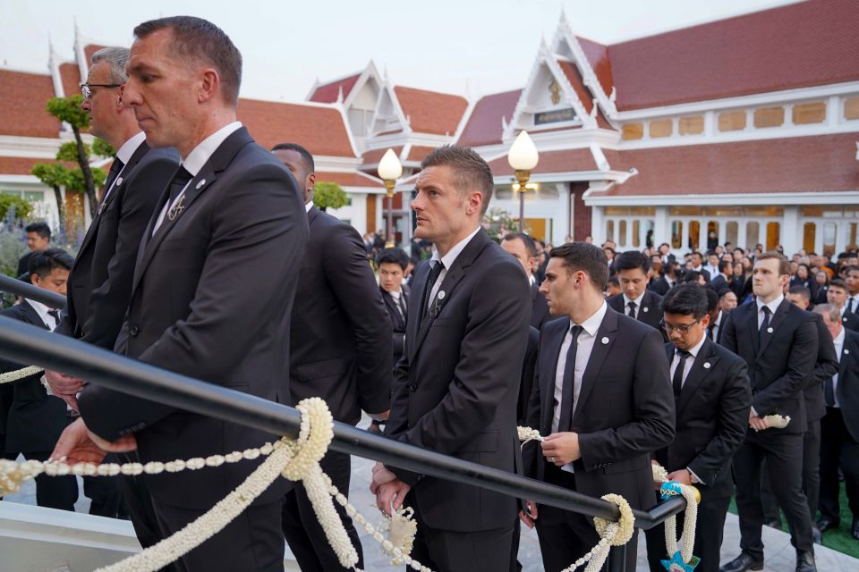 Như đã biết, gần như toàn bộ BHL và đội hình của Leicester đã bay sang Thái Lan để tưởng niệm 100 ngày mất của chủ tịch quá cố Vichai.