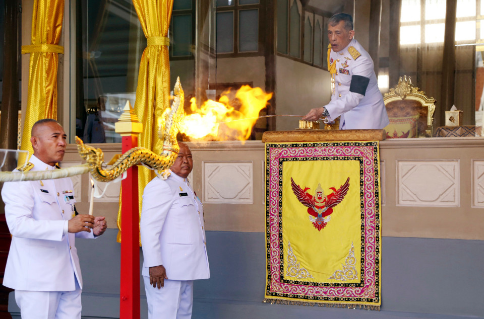 Quốc vương Thái Lan, Maha Vajiralongkorn đốt lửa để bắt đầu buổi lễ tưởng niệm.