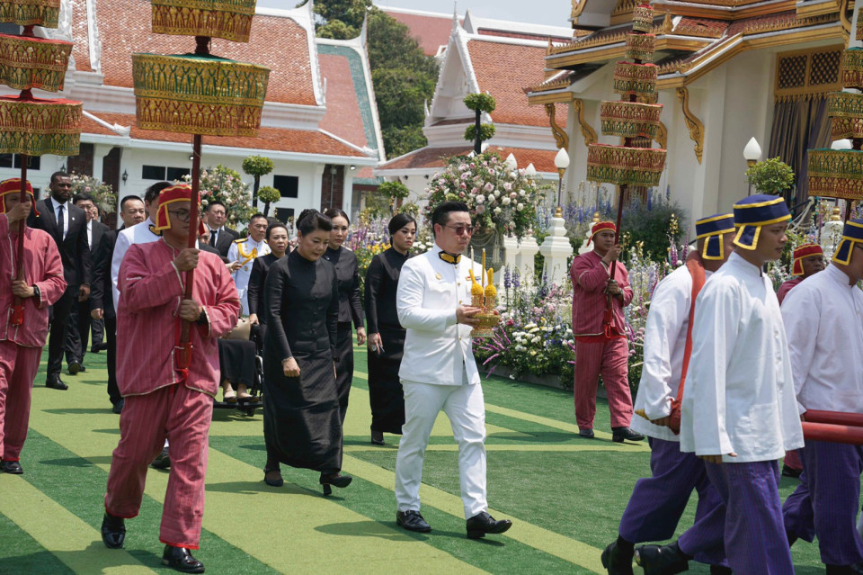 "Tôi nắm CLB và mục tiêu của tôi cùng Aiyawatt Srivaddhanaprabha, con trai của chủ tịch Vichai khá đơn giản. Chúng tôi sẽ cố gắng đoạt được nhiều danh hiệu nhất có thể."
