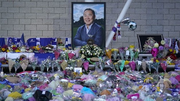 Sự ra đi của Chủ tịch 60 tuổi này đã khiến Leicester chịu một đòn đả kích mạnh.