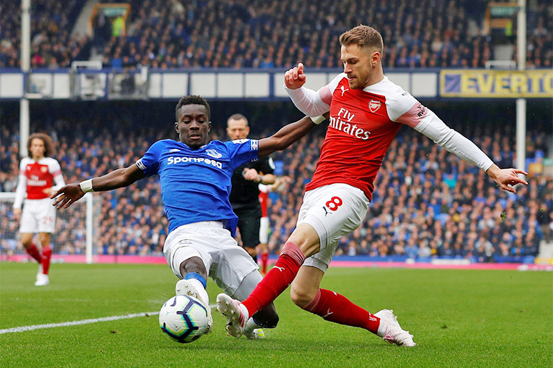 Gueye khiến hàng tiền vệ Arsenal "tắt điện".