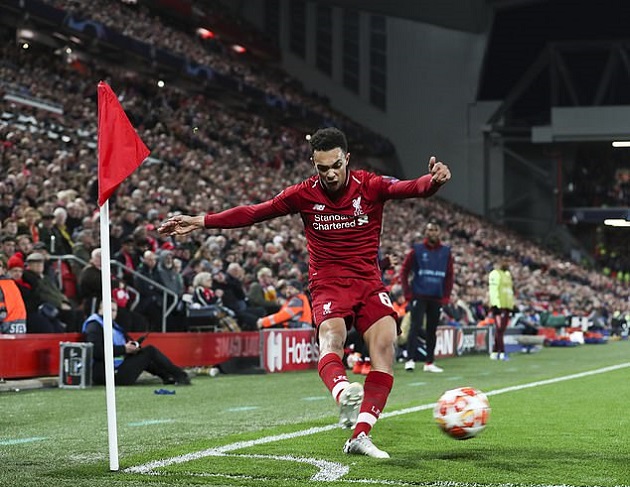 Alexander-Arnold mang lại 2 đường chuyền thành bàn.