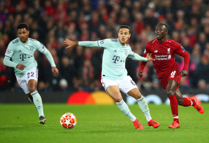 Đây là mẫu áo mà Bayern Munich sử dụng ở sân khách mùa này. Đó là màu xanh nhạt đi kèm quần trắng.