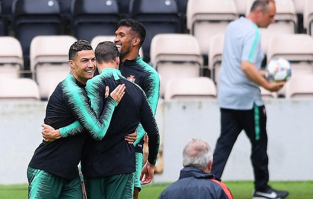 CR7 và các đồng đội sẽ có trận đấu khá quan trọng trước Thụy Sĩ vào đêm thứ 4. Trả lời báo chí, Ronaldo cho rằng anh chưa có ý định giải nghệ vào thời điểm này. Anh sẽ chơi bóng ít nhất tới năm 40 tuổi và cùng chiến đấu với Bồ Đào Nha cho một vé dự World Cup 2022 tại Qatar.