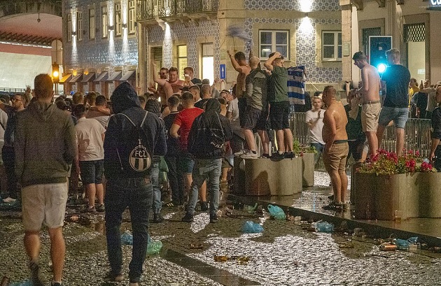 Người ta ước tính có tận 20 ngàn CĐV Anh đổ bộ lên bán đảo Iberia trong hôm qua. Họ chiếm các đường phố trung tâm ở Porto và bắt đầu những màn "ăn mừng" đặc trưng.