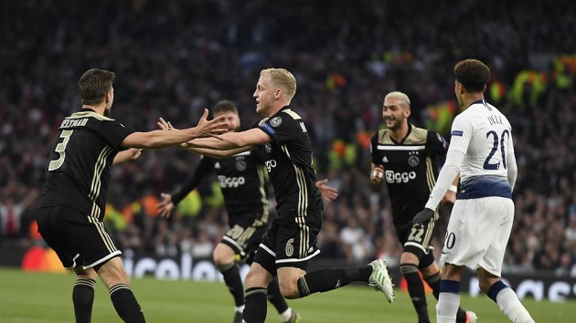 Ở giải VĐQG, van de Beek ghi được 9 bàn và 10 kiến tạo.