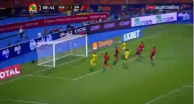 Đáng tiếc nhất phải kể đến pha đệm bóng lên trời ở khoảng cách chỉ vài mét của Knowledge Musona ở phút 50.