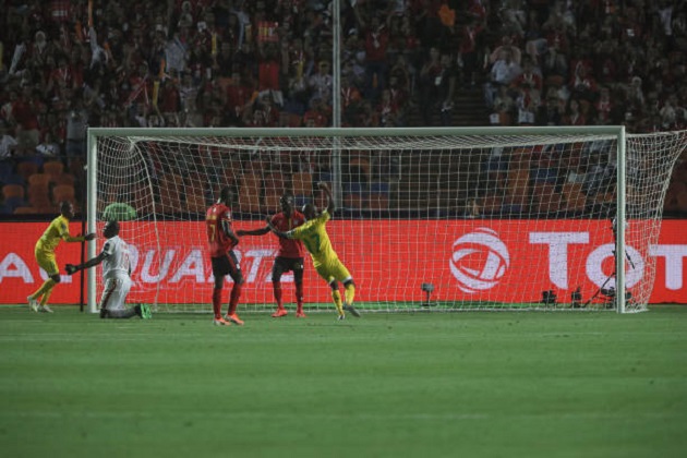 Hàng thủ Uganda đã bỏ quên Billiat trong tình huống này.