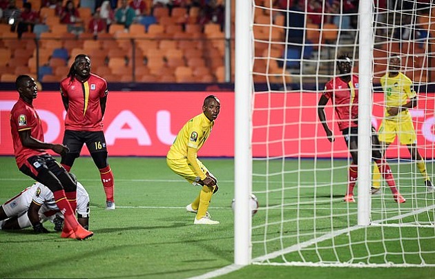 Đến giữa hiệp một, Zimbabwe bắt đầu lấy lại thế trận. Phút 40, từ pha căng ngang của Ovidy Obvious Karuru, Khama Billiat lao vào dứt điểm cắt mặt thành công, kéo trận đấu về vạch xuất phát.