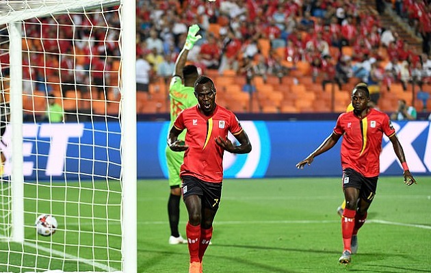 Sau khi vượt qua DR Congo ở lượt trận khai màn, Uganda khá tự tin bước vào cuộc đụng độ với Zimbabwe. Mọi thứ càng trở nên thuận lợi cho Uganda khi Emmanuel Okwi mở tỉ số cho họ ngay phút 12 sau pha sút bồi dễ dàng.