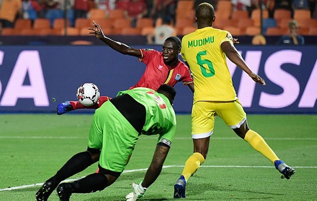 Patrick Kaddu khiến NHM Uganda tiếc nuối khi volley hỏng ăn ở cự li gần.