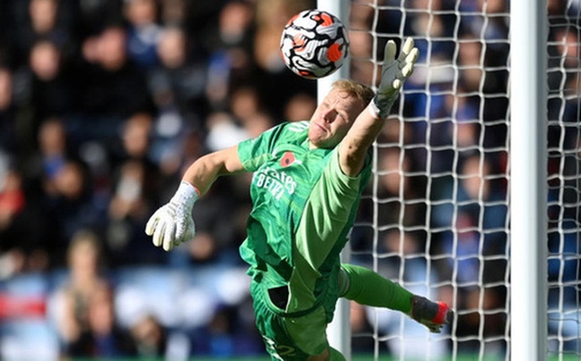 Ramsdale có những pha cứu thua không tưởng trước Leicester.