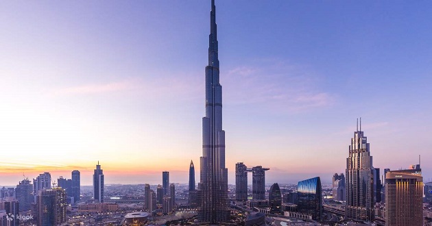 Burj Khalifa hiện là tòa nhà cao nhất thế giới (828m) và là địa điểm du lịch khá nổi tiếng tại Dubai.