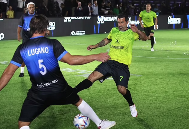 Trong khi đó, Luis Figo là đội trưởng của đội còn lại.