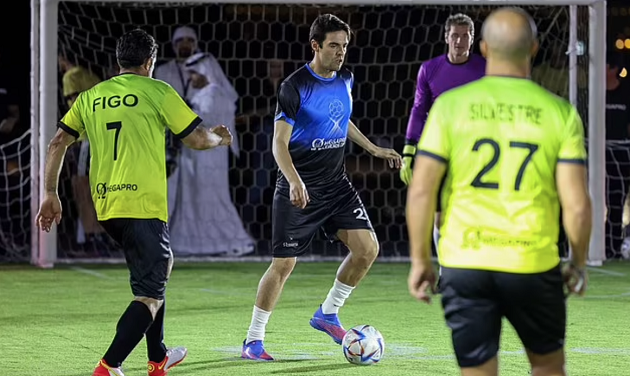 Kaka rất ít xuất hiện trên truyền thông kể từ khi giải nghệ, nhưng đã tham gia trận giao hữu này và nằm cùng chiến tuyến với Ronaldinho.