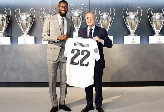 Trung vệ: Antonio Rudiger. Ngôi sao người Đức đã rời Chelsea theo dạng chuyển nhượng tự do để chuyển đến đầu quân cho Real Madrid.
