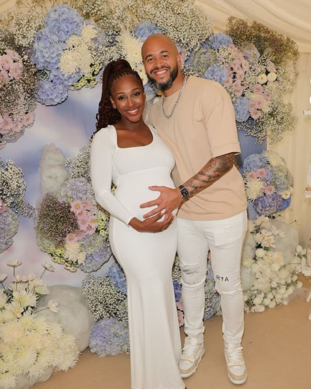 Cô nàng Alexandra Burke, người thắng cuộc thi X Fator năm 2008, là "bạn đời" của Darren Randolph. Cầu thủ này bắt đầu chơi bóng vào năm 2004 và có 512 lần ra sân thi đấu chuyên nghiệp. West Ham là đội bóng nổi tiếng mà Randolph từng phục vụ.