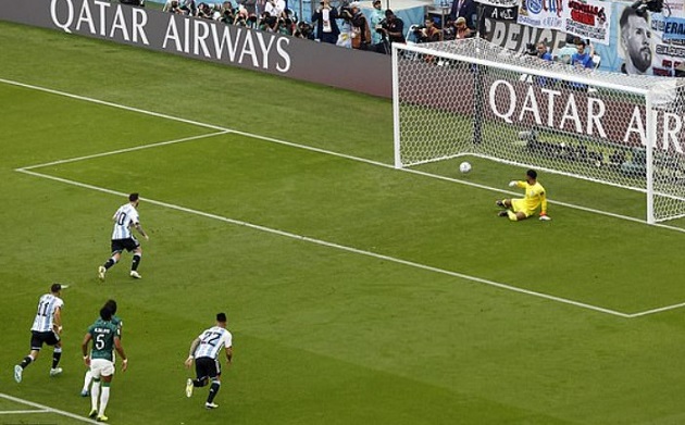 Messi dễ dàng ghi bàn thắng trên chấm phạt đền.