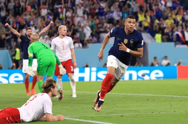 Mbappe lập cú đúp để mang tuyển Pháp vào vòng trong.