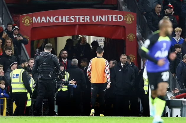 Ronaldo chia tay Man Utd không kèn trống.