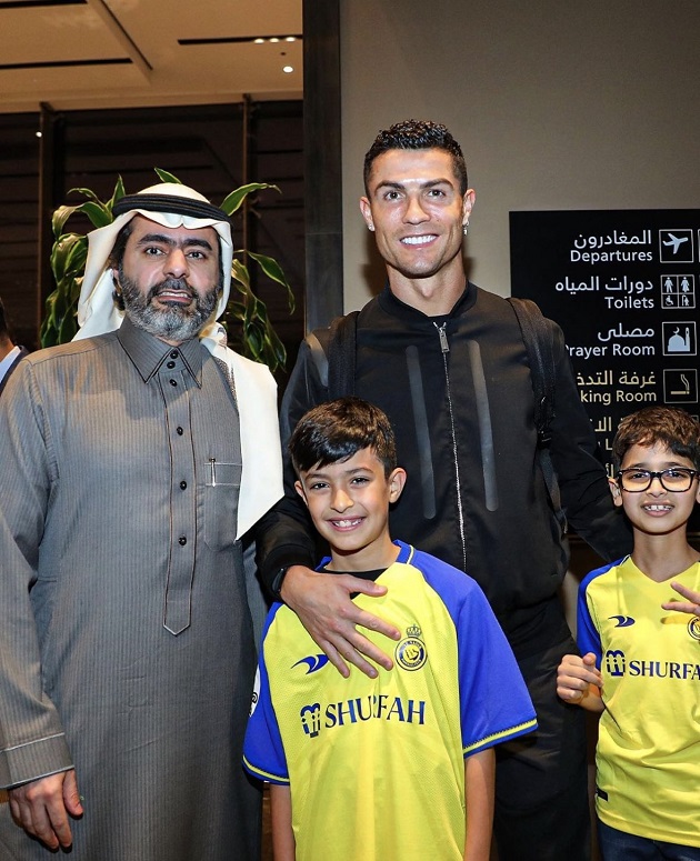 Ronaldo được chào đón ngay tại sân bay.