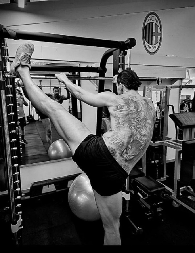 Thời gian qua, khi mà các đồng đội ra sân, Ibra vẫn miệt mài tập luyện trong phòng gym.