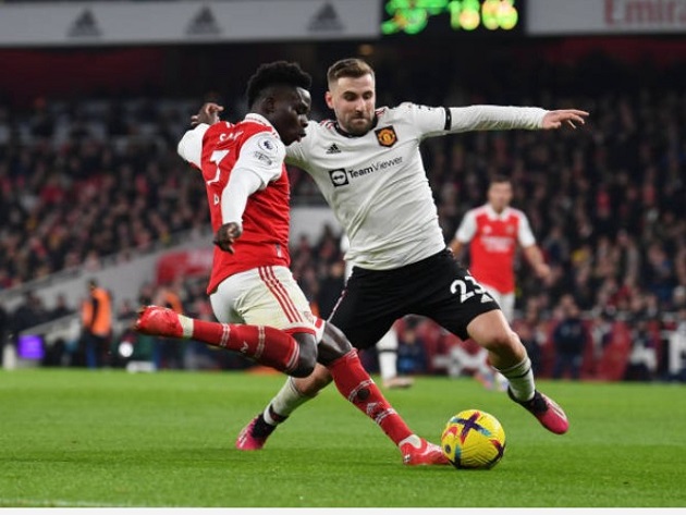 Thống kê từ Sofascore cho thấy, Saka đã có 4 key pass, 6/10 pha tranh chấp tay đôi thắng, thực hiện 6/6 đường chuyền dài thành công và bị phạm lỗi tới 6 lần.