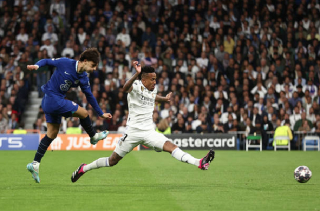 Chelsea là đội đã có 15 phút đầu tiên chơi chủ động. Ngay ở phút thứ 2, Joao Felix đã có một cú sút trúng đích. Lẽ ra trong tình huống chỉ còn một hậu vệ như vậy, Felix nên xử lý bóng tốt hơn thay vì vội vàng dứt điểm.