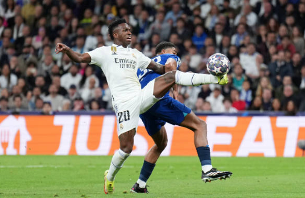 Trong một ngày thi đấu thăng hoa, Vinicius liên tục làm khổ hàng phòng ngự áo xanh. Để rồi phút 21, tiền đạo người Brazil có pha chạm bóng tinh tế khiến Kepa không thể bắt gọn.