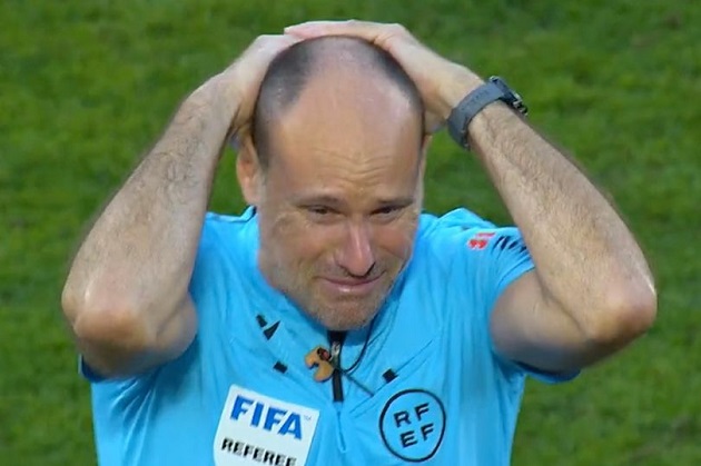 Ảnh bài viết "Vua rút thẻ" La Liga chia tay sân cỏ trong nước mắt