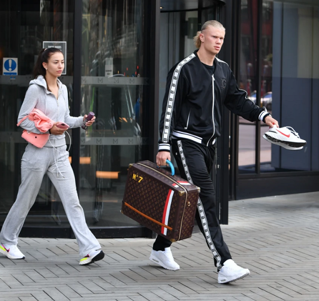 Ảnh bài viết Haaland cùng bạn gái vội rời khỏi Manchester