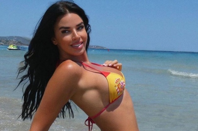 Ảnh bài viết Ivana Knoll đốt cháy bãi biển với mẫu bikini đặc biệt