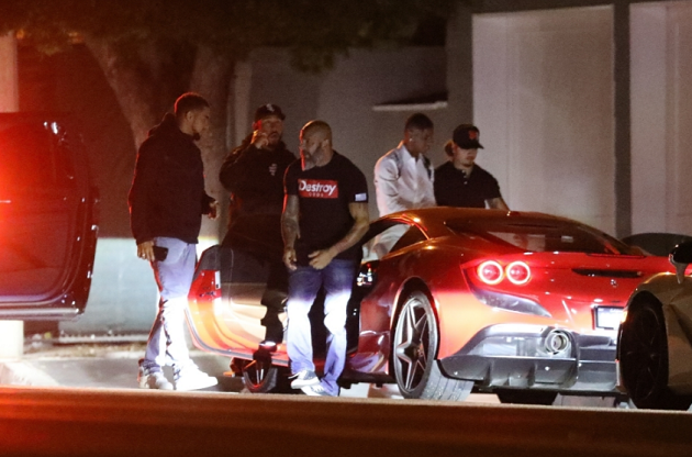 Người ta thấy các vệ sĩ của Rashford đang hộ tống anh và cầu thủ này diện đồ để tiếp tục đi đến một địa điểm vui chơi khác.