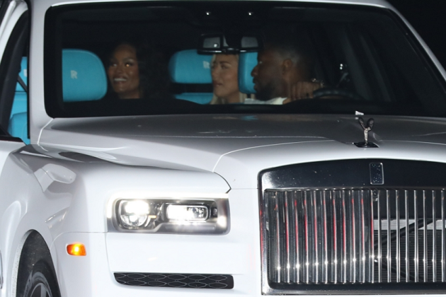 Hai người đẹp đi ăn chung với Rashford sau đó đã lên một chiếc xe riêng, còn tuyển thủ Anh ngồi ở một chiếc xe khác. Nhóm của họ bắt đầu đi chơi vào lúc 8 giờ tối và ra về vào khoảng 1 giờ sáng.