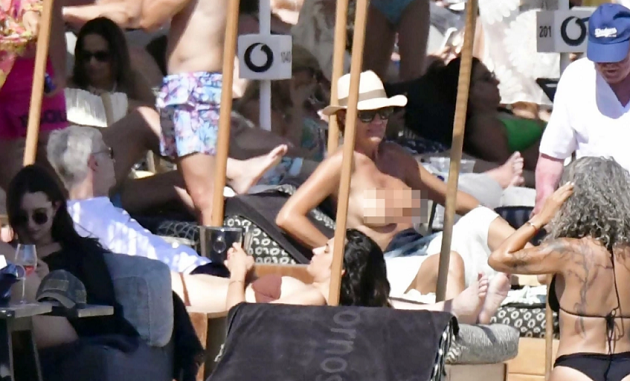 Mykonos cũng là một địa diểm du lịch yêu thích của nhiều người nổi tiếng trong mùa hè này.