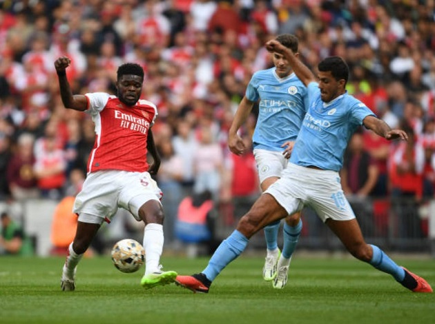 Đúng như nhiều dự đoán, Rice đá số 8 còn Thomas Partey vẫn giữ được vị trí số 6 quen thuộc của mình.
