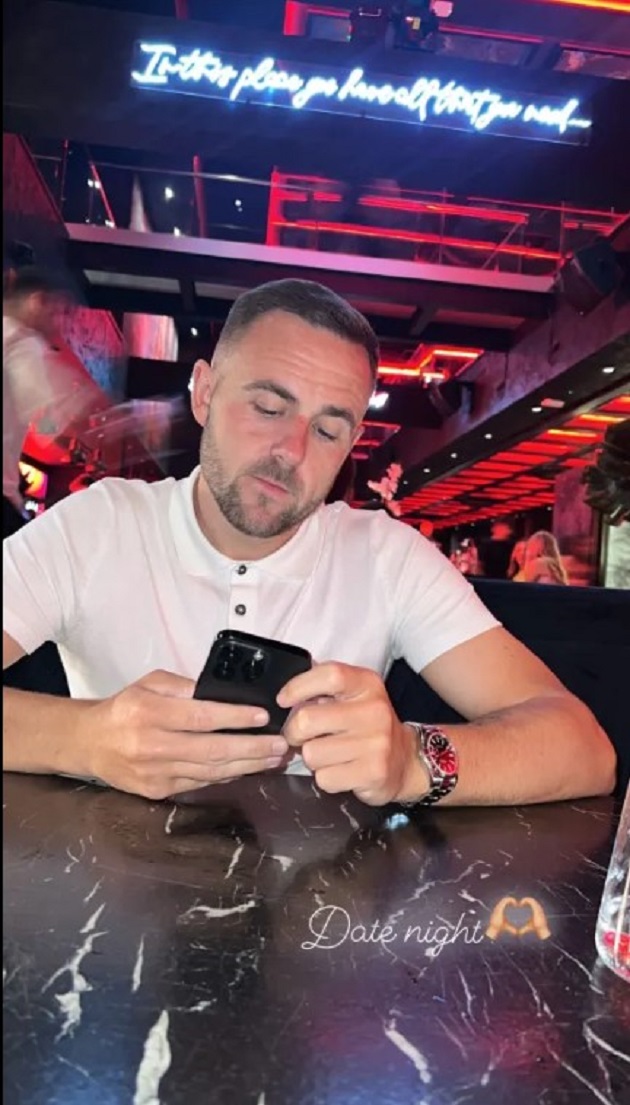 Scott Moore và Kelly đã ở bên nhau 4 năm và thường xuyên đăng lên mạng những bức ảnh tình tứ.