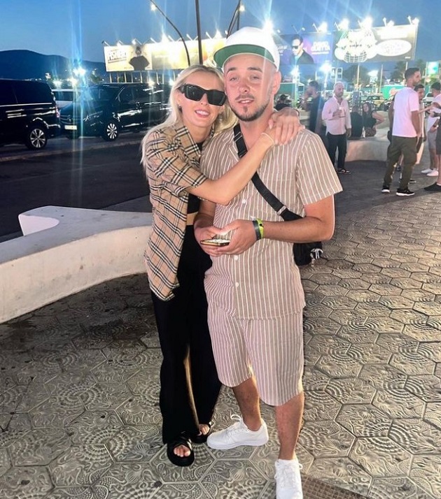 Được biết, Scott làm công việc chăm sóc cây xanh tại một câu lạc bộ chơi gôn.