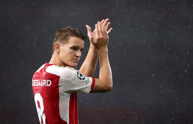 Tiền vệ: Martin Odegaard (Arsenal). Sau khi rời Real Madrid để đầu quân cho Pháo thủ, sự nghiệp của Odegaard đã bước sang trang mới.