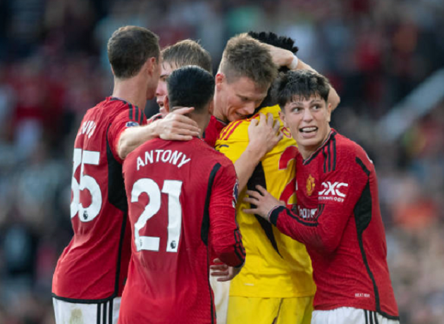 Sau bàn thắng, McTominay đã đến để ăn mừng với thủ thành Andre Onana, người cũng hứng chịu rất nhiều chỉ trích. Chính anh là người đã phản xạ quá chậm trong bàn thắng mở điểm của Brentford.