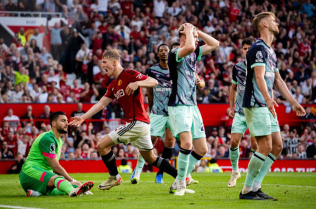 Các cầu thủ Brentford dường như không tin vào mắt mình. Trước khi bước vào phút bù giờ, hiếm NHM Man Utd nào có thể lạc quan nghĩ về 3 điểm.