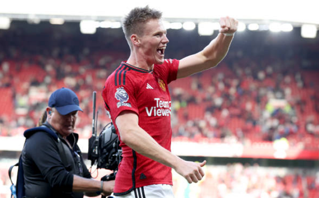 Man Utd chơi rất tệ trong hiệp một. Một chuỗi sai lầm, bắt đầu từ đường chuyền hỏng của Casemiro đã dẫn đến bàn thắng sớm của Brentford. Sang hiệp hai HLV Erik Ten Hag tung Christian Eriksen và Scott McTominay với hy vọng cứu vãn tình thế.