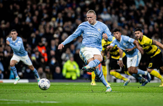 Dẫu vậy, với lợi thế sân nhà, Man City đã chơi áp đảo và bàn mở tỷ số ở phút 23 đến với họ như một lẽ tất yếu. Đó là tình huống dứt điểm lạnh lùng của Erling Haaland trên chấm phạt đền.