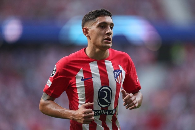 9. Nahuel Molina (Atletico Madrid). Chức vô địch World Cup 2022 trở thành bàn đạp giúp Molina thăng tiến trong màu áo Atletico Madrid. Dưới sự dẫn dắt của HLV Diego Simeone, hậu vệ người Argentina cải thiện khả năng phòng ngự, trở thành mảnh ghép quan trọng nơi hàng thủ đội bóng Tây Ban Nha.