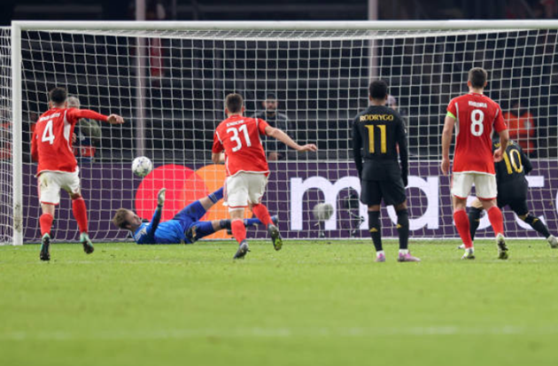 Vì đây là trận đấu thủ tục nên đôi bên nhập cuộc khá chậm. Mãi đến phút 45, Real Madrid mới có cơ hội mở tỷ số.