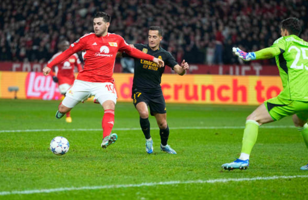 Chỉ một phút sau, Real Madrid đã bị trừng phạt. Kevin Volland thoát xuống tốc độ và ghi bàn mở điểm.