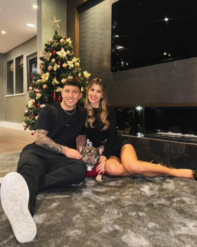 Lisandro Martinez và cô vợ Muri của mình đón một Giáng sinh đầm ấm. Vì Martinez đang dính chấn thương nên anh sẽ không ra sân trong khoảng thời gian này và có thể dành trọn vẹn thời gian bên người thân.